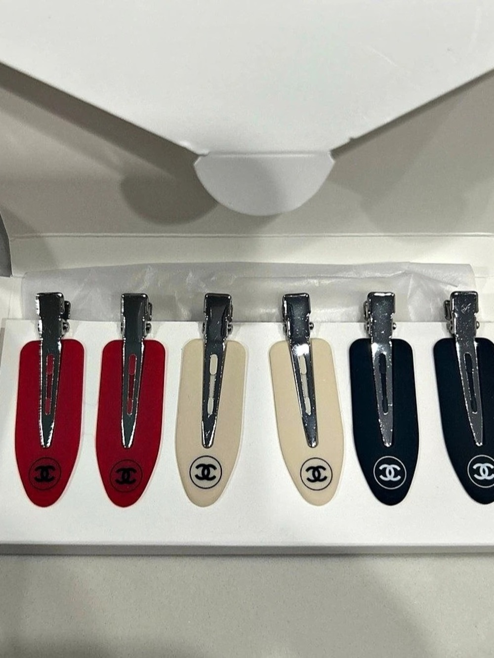 CHANEL Beauté Hair Clip Set of 6 Hair Clips Set Black & Red NWT